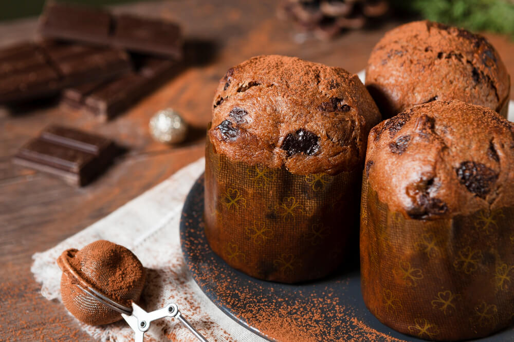 Panettoncini al cioccolato fatti in casa negli stampi di carta da forno